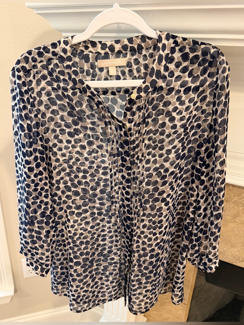 Five Blouses: 4 Banana Republic & 1 LOFT (medium and 1 large) - Picture 10 of 12